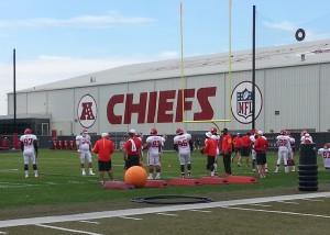Sept. 24, 2015; Kansas City, MO; General view of Chiefs defensive linemen gathering before individual position drills. (Credit: Teope)